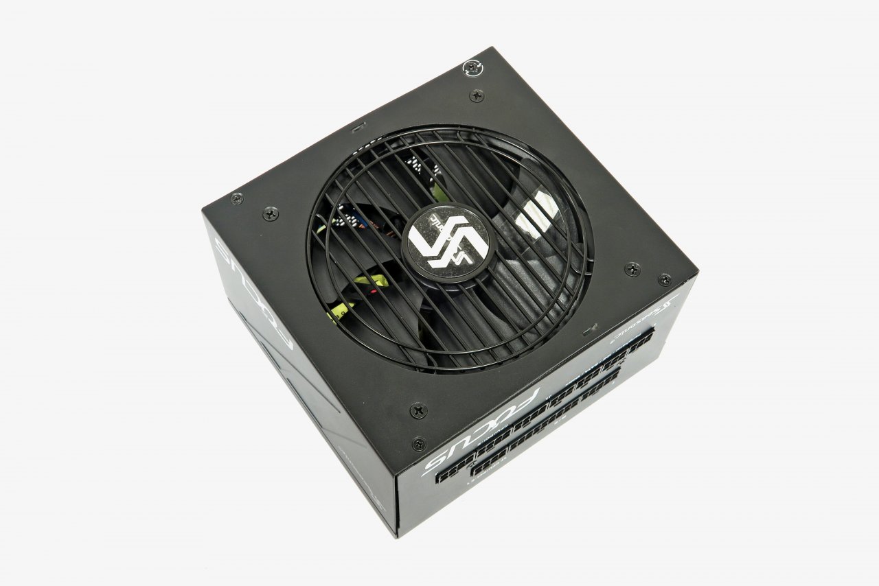 [19/11/2019] Seasonic Focus GX-550: Dieses Netzteil stellt den Nachfolger des sehr erfolgreichen Focus+ dar und verfügt über kleine Verbesserungen wie dem&nbsp;Entfernen der in den Kabeln eingesetzten Kondensatoren. Ein leicht erhöhter Wirkungsgrad und ein konstant niedriger Ripple liefern effiziente und saubere und strikt regulierte Spannungen. Housekeeping funktioniert einwandfrei, so wird beispielsweise eine Hold Up Time von 16,3 ms erreicht. In Sachen Lautheit werden Netzteile von Seasonic gerne unter Volllast sehr laut. Dieser Spannungswandler schafft es bis 90 Prozent Auslastung unter 1 Sone zu bleiben, erst bei Volllast werden 1,8 Sone emittiert.