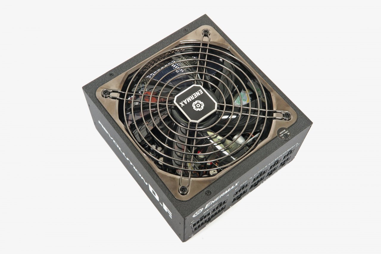 [19/11/2019] Enermax Revolution D.F.: Enermax wertet das eigene Netzteilportfolio auf und verpasst nun auch den eigenen goldenen Spannungswandler eine Frischzellenkur, so auch dem Revolution. Die Mühe macht sich bemerkbar, denn das Multi-Rail-Netzteil schafft fast schon Platinum-Werte, wenn wir auf die Effizienz schauen. Bis zu einer Last von 60 Prozent ist der Stromspender mit 0,3 Sone nur bedingt zu vernehmen, ab&nbsp;da steigt die Lautheit sukzessiv an, sodass unter Volllast 1,1 Sone erreicht werden. Aber auch in Sachen Spannungsregulation gibt es nichts zu meckern: 0,23 Prozent Abweichung auf der 12-Volt-Schiene sind superb.