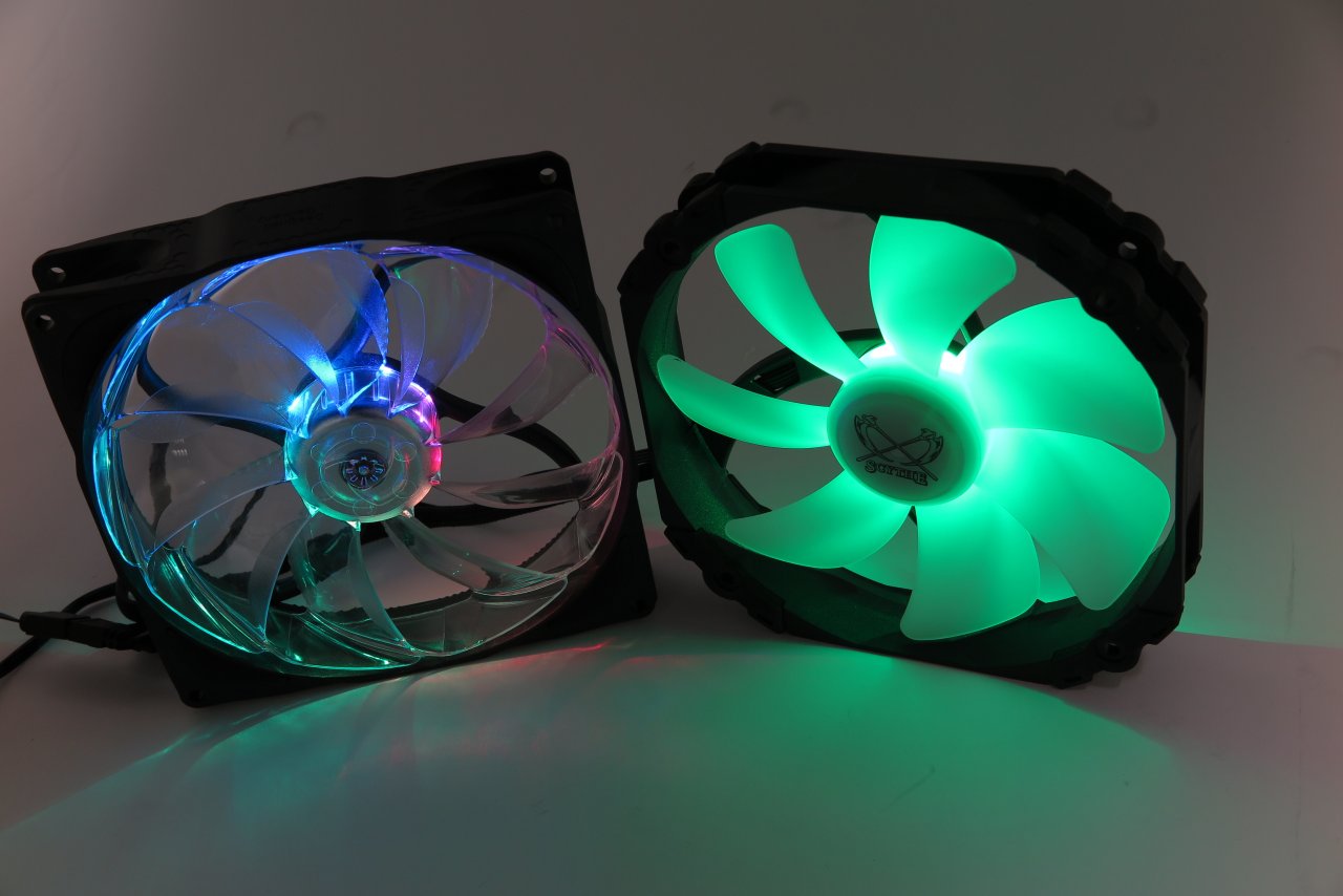 [29/11/2019] Noiseblockers Eloop X geben ihr Licht konzentrierter ab als Lüfter mit transluzentem Rotormaterial (hier: Scythe Kaze Flex RGB)