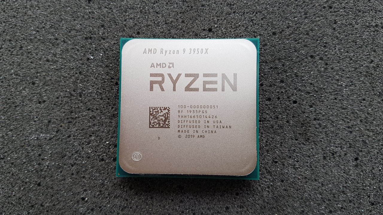 [12/11/2019] AMD Ryzen 9 3950X in der Nahaufmahe. Der Schriftzug sieht etwas graziler gegenüber den anderen Zen-2-Prozessoren aus.