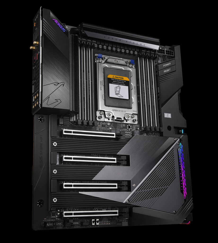 [25/11/2019] Gigabytes TRX40 Aorus Xtreme kommt im proprietären XL-ATX-Format daher, bietet auf seinem erweiterten Layout (Gehäuse mit 8 Slot-Öffnungen zwingend, besser aber mit 9 oder 10 erforderlich) aber als einziges TRX4-Mainboard genug Platz für vier Doppel-Slot-Karten oder für zwei Triple-Slot-Grafikkarten mit einem Slot Abstand für die Frischluftzufuhr.