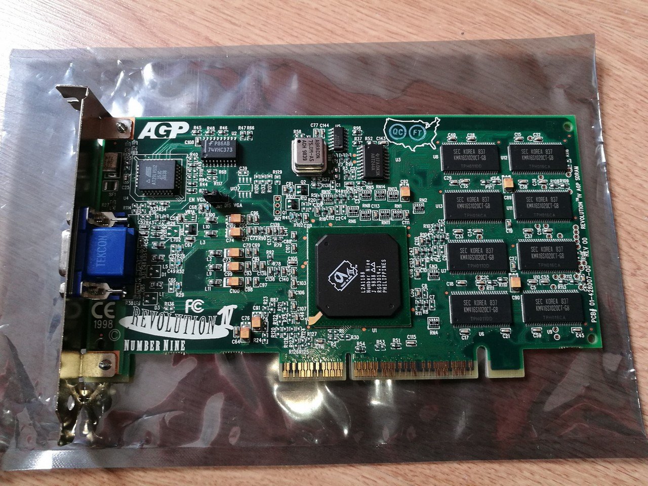 [22/12/2019] Update vom 22.12.2019: Grafikkarte von AMD-Freak1977 - Dieses Mal gibt es unter anderem eine Number Nine Revolution IV zu sehen. Die Karte wurde 1998 auf den Markt gebracht und was sowohl mit PCI- als auch APG-Schnittstelle verfügbar. Die Speicherausstattung betrug 16 oder 32 MiByte SDRAM. 1999 wurde Number Nine von S3 (Graphics) übernommen.