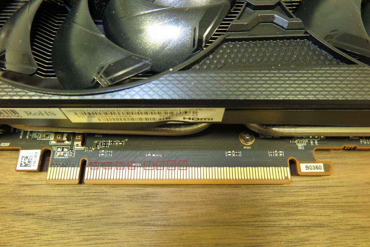 [17/12/2019] Bitte das Bild anklicken zum vergrößern. Die Anbindung lässt sich an den Leiterbahnen und vergoldeten Kontaktstellen zum PCI-E-Slot erkennen. Es handelt sich hierbei um die Sapphire RX 5500 XT Pulse mit 4 GiByte Speicher.