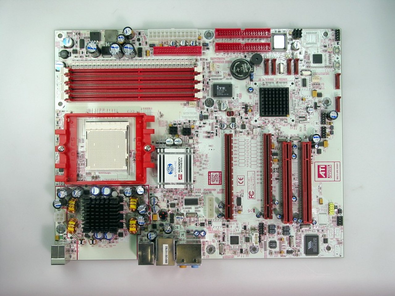[07/12/2019] Update vom 08.12.2019: Mainboard von PCGH_Stephan (PCGH-Bildarchiv) - Dieses Mal gibt es zwei Sockel-939-Platinen von Sapphire zu sehen. Der Hersteller wagte 2005 den Einstieg in das Mainboard-Geschäft und debütierte mit Mainboards mit Ati-Radeon-Xpress-200-Chipsätzen. Zuerst erschien das Pure Innovation PI-A9RX480, wenige Monate später das Pure Crossfire PC-A9RD480 mit Crossfire-Kompatibilität. Beiden gemein war die außergewöhnliche weiß-rote Farbgebung inklusive großem Sapphire-Logo auf der Rückseite.
