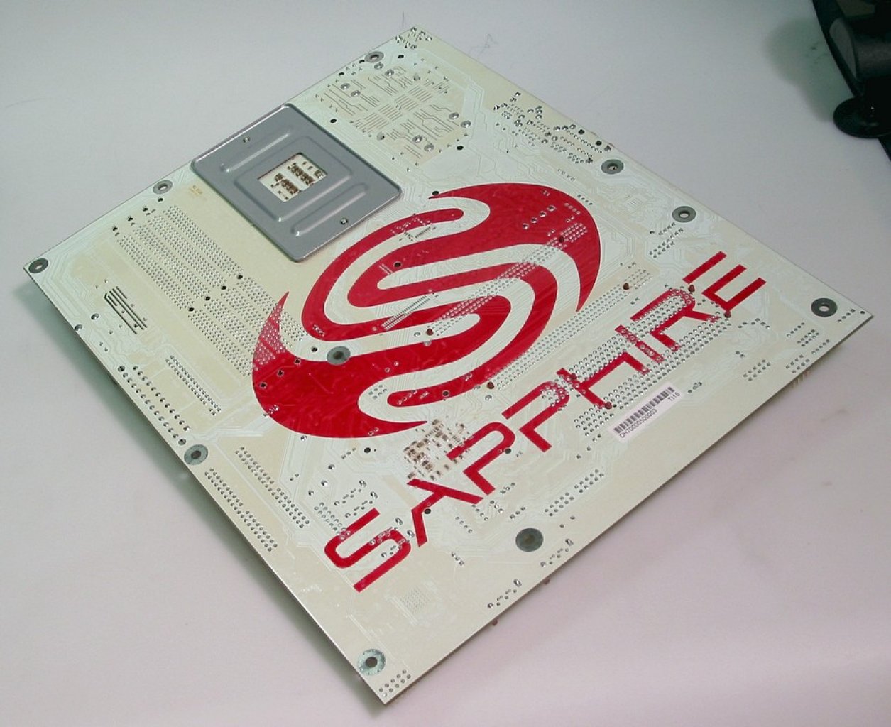 [07/12/2019] Update vom 08.12.2019: Mainboard von PCGH_Stephan (PCGH-Bildarchiv) - Dieses Mal gibt es zwei Sockel-939-Platinen von Sapphire zu sehen. Der Hersteller wagte 2005 den Einstieg in das Mainboard-Geschäft und debütierte mit Mainboards mit Ati-Radeon-Xpress-200-Chipsätzen. Zuerst erschien das Pure Innovation PI-A9RX480, wenige Monate später das Pure Crossfire PC-A9RD480 mit Crossfire-Kompatibilität. Beiden gemein war die außergewöhnliche weiß-rote Farbgebung inklusive großem Sapphire-Logo auf der Rückseite.