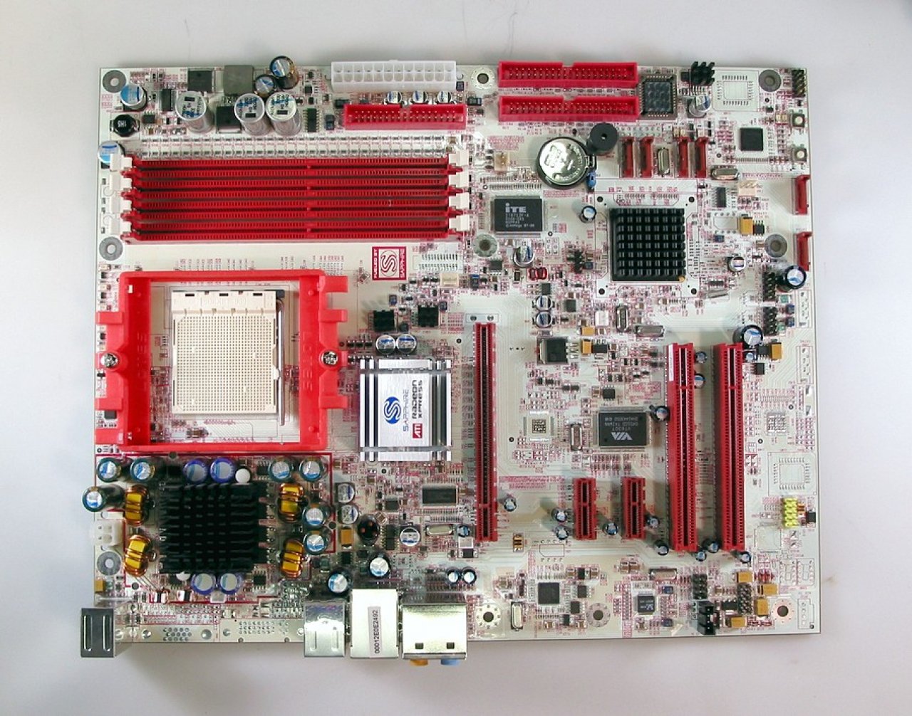 [07/12/2019] Update vom 08.12.2019: Mainboard von PCGH_Stephan (PCGH-Bildarchiv) - Dieses Mal gibt es zwei Sockel-939-Platinen von Sapphire zu sehen. Der Hersteller wagte 2005 den Einstieg in das Mainboard-Geschäft und debütierte mit Mainboards mit Ati-Radeon-Xpress-200-Chipsätzen. Zuerst erschien das Pure Innovation PI-A9RX480, wenige Monate später das Pure Crossfire PC-A9RD480 mit Crossfire-Kompatibilität. Beiden gemein war die außergewöhnliche weiß-rote Farbgebung inklusive großem Sapphire-Logo auf der Rückseite.