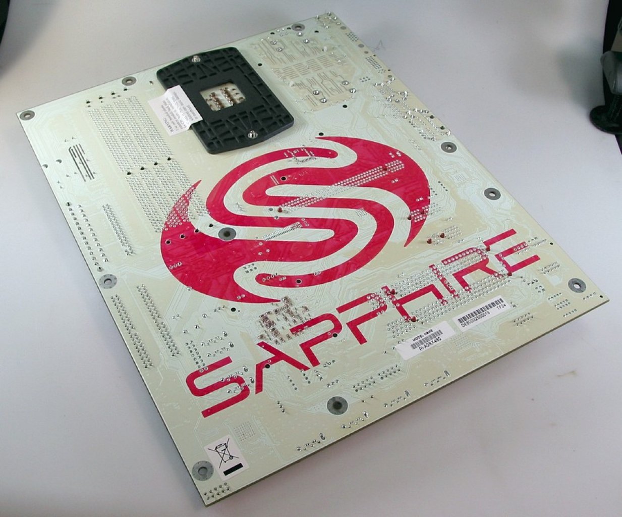 [07/12/2019] Update vom 08.12.2019: Mainboard von PCGH_Stephan (PCGH-Bildarchiv) - Dieses Mal gibt es zwei Sockel-939-Platinen von Sapphire zu sehen. Der Hersteller wagte 2005 den Einstieg in das Mainboard-Geschäft und debütierte mit Mainboards mit Ati-Radeon-Xpress-200-Chipsätzen. Zuerst erschien das Pure Innovation PI-A9RX480, wenige Monate später das Pure Crossfire PC-A9RD480 mit Crossfire-Kompatibilität. Beiden gemein war die außergewöhnliche weiß-rote Farbgebung inklusive großem Sapphire-Logo auf der Rückseite.