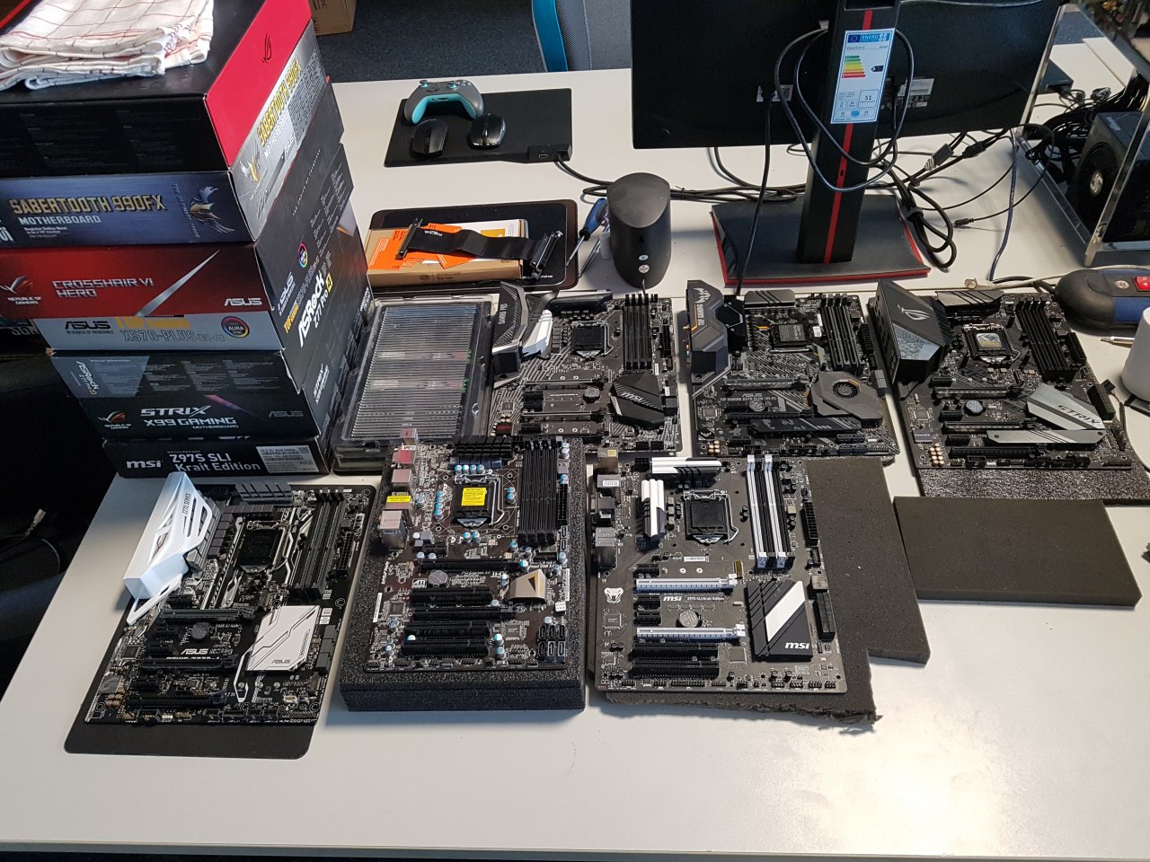 [27/01/2020] So sieht mein zweiter Tisch aus. Hier sammeln sich alle Mainboards, die ich für meine CPU-Tests benötige. Und das sind nur die, die ich oft benötige. Unter dem Tisch finden sich noch mehr.
