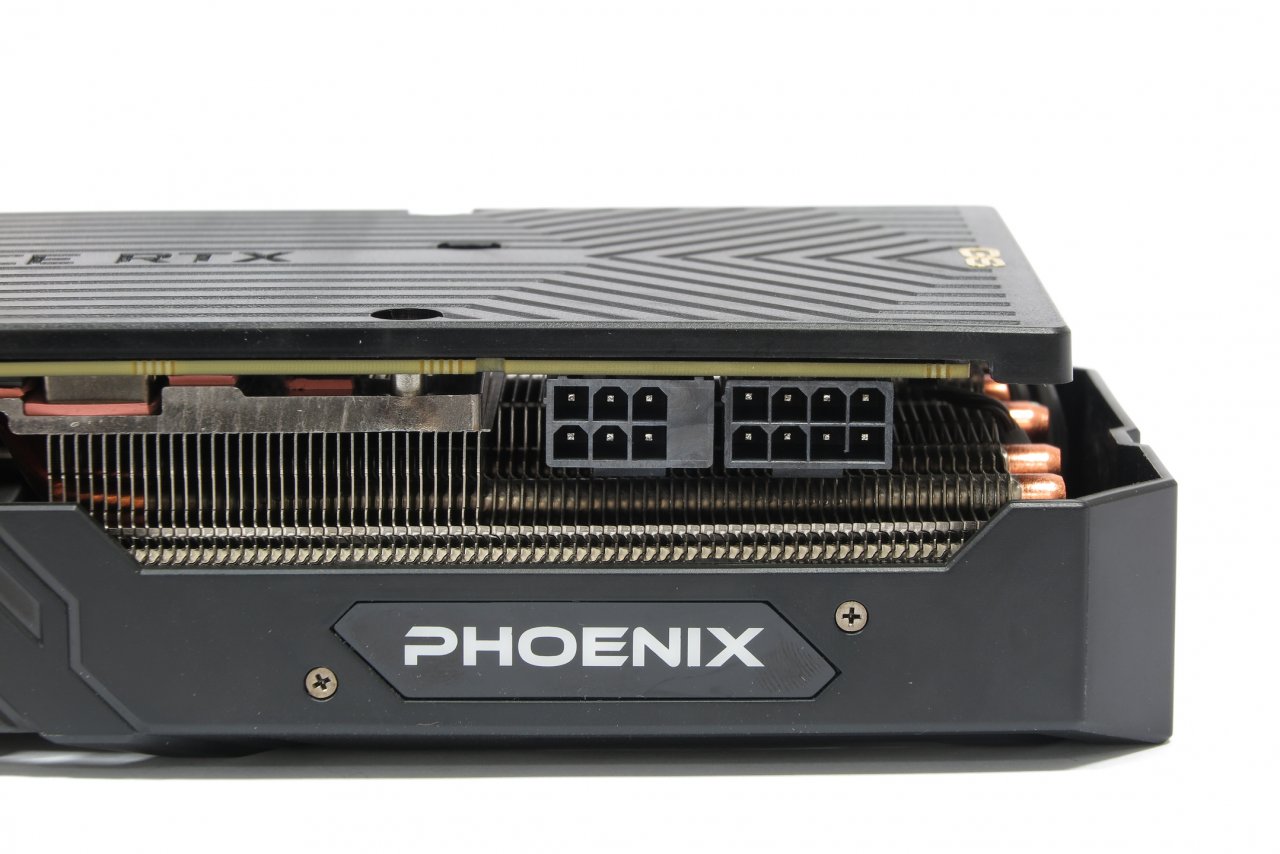 [30/01/2020] Die RTX 2070 Super Phoenix und Phoenix GS arbeiten beide mit 215 Watt Boardpower, genehmigen sich jedoch phasenweise rund 225 Watt. Die installierten Strombuchsen werden diesem moderaten Durst locker gerecht.