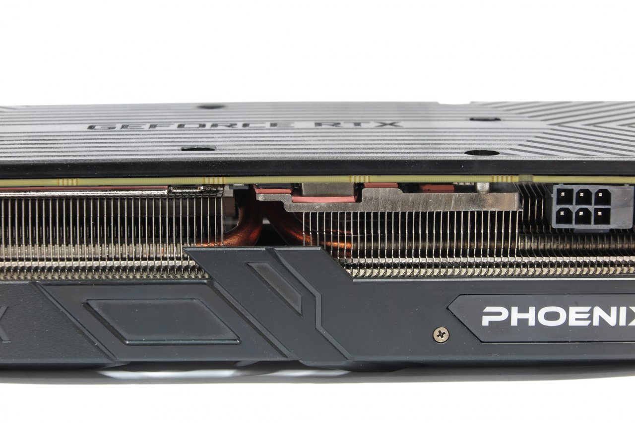 [30/01/2020] Positiv: Der Kühlkörper mit seinen sechs 6-Millimeter-Heatpipes kontaktiert nicht bloß die GPU, sondern auch den Grafikspeicher und die Spannungswandlung. Die installierten Wärmeleitpads sind erfreulich dünn.