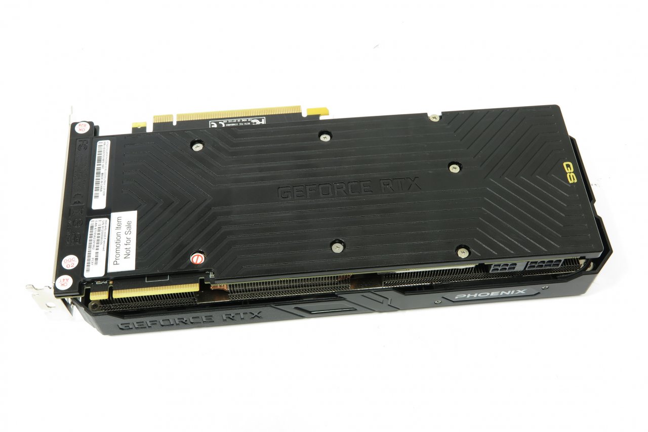 [30/01/2020] Die Backplate der Phoenix besteht aus Kunststoff und erfüllt damit lediglich pro forma den Wunsch der Kundschaft. Metall in Kombination mit Wärmeleitpads hätte außerdem eine kühlungsfördernde sowie stabilisierende Wirkung.