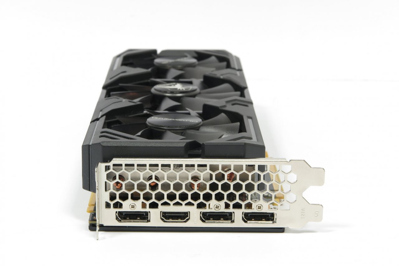 [30/01/2020] Die Display-Ausgänge der Phoenix orientieren sich am Standard: Dreimal Displayport 1.4a sowie einmal HDMI 2.0b werden geboten.