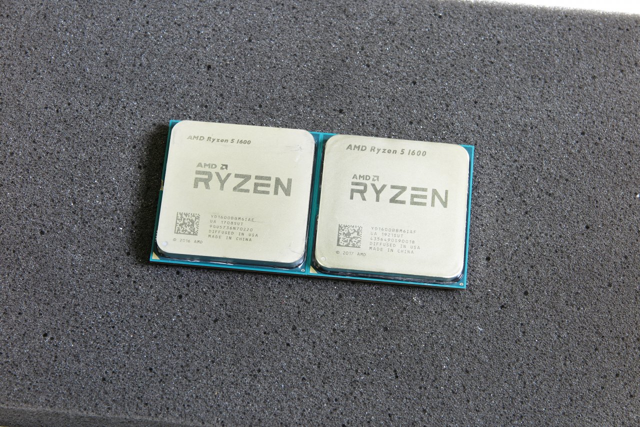 [24/01/2020] Der Vergleich zeigt links die originale Version des Ryzen 5 1600 in 14 nm und rechts den neuen Ryzen 5 1600 [12 nm]. Die Unterschiede sind eher unter der Haube zu finden.