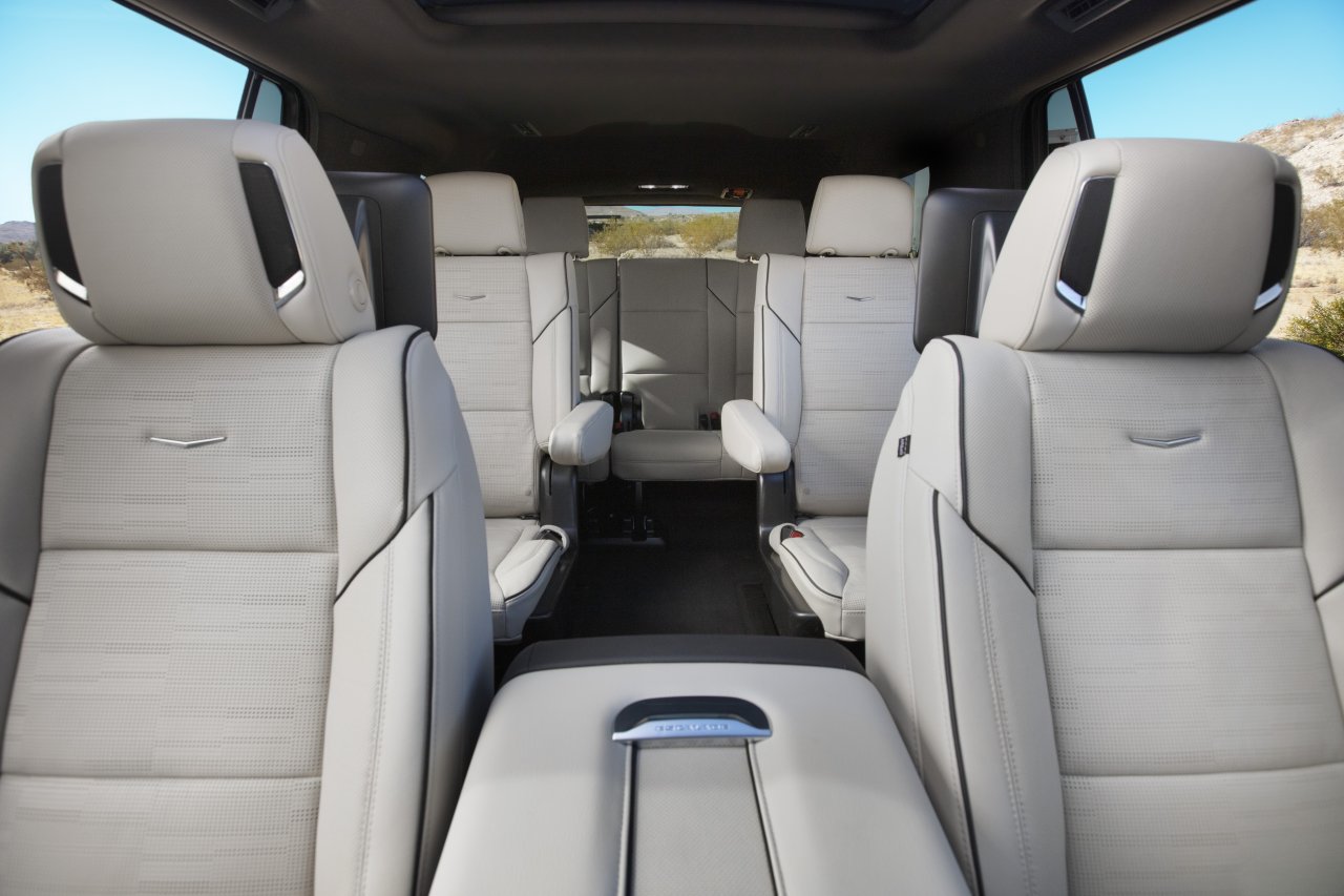 [07/02/2020] 2021 Cadillac Escalade Innenraum mit Lautsprechern in den Kopfstützen.