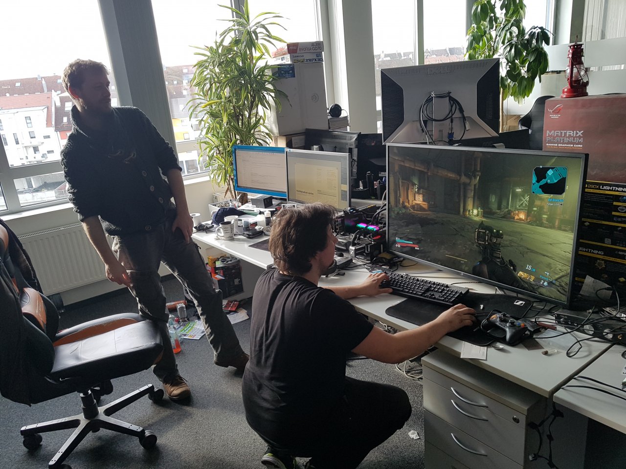 [19/02/2020] Willi machte den Erst-Check, während Phil lieber einen Schritt zurückging. An so ein riesen Teil muss man sich erstmal gewöhnen. Das erste Testspiel war Borderlands 3, was einen guten Eindruck machte.