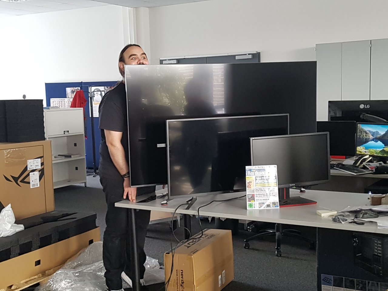 [19/02/2020] Seht ihr diesen kleinen Monitor da in der Mitte? Das ist der große 43-Zöller, von dem ich weiter oben sprach. Winzig, oder? Der Manu muss auch immer übertreiben ....