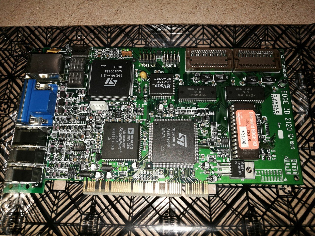 [21/02/2020] Update vom 22.02.2020: Grafikkarte von AMD-Freak1977 (Diamond Edge 3d STG 2000 SGS Thomson Nvidia NV1) - Dieses Mal gibt es unter anderem eine Grafikkarte mit Nvidias Erstlingswerk, dem NV1 zu sehen. Bei diesem Beschleunigungschip setzte der Hersteller noch nicht auf das Polygonverfahren, sondern auf non-uniform rational B-Splines (NURBS), in der Praxis grob vereinfacht gesagt gekrümmte Vierecke. Außer Grafik konnten diese frühen Karten mit Nvidia-Chip auch den Sound berechnen und ermöglichten das Anschließen von Gamepads. Die Produktion der Chips auf der Variante mit DRAM übernahm der heute als ST Microelectronis bekannte niederländischer Halbleiterhersteller.