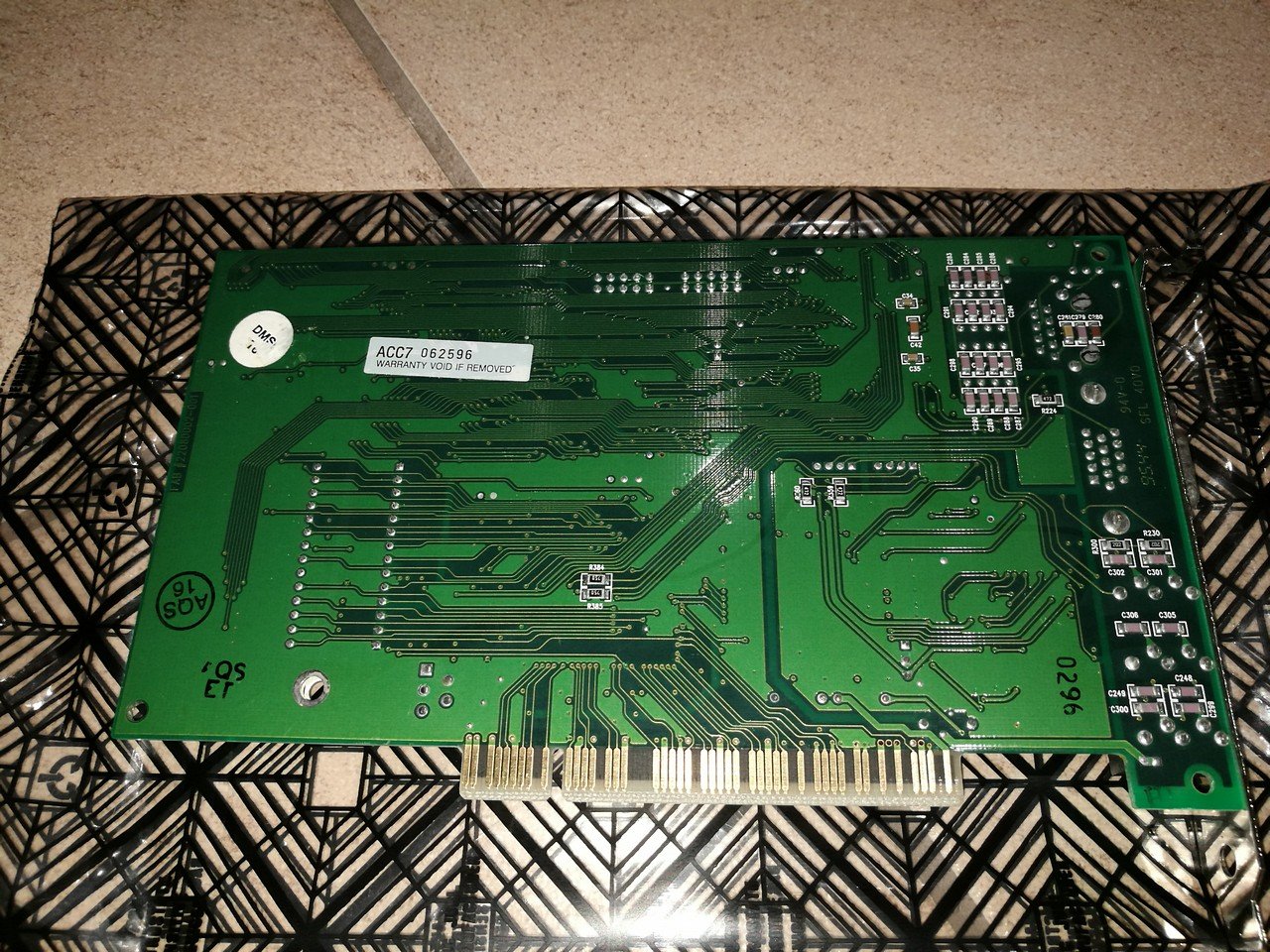 [21/02/2020] Update vom 22.02.2020: Grafikkarte von AMD-Freak1977 (Diamond Edge 3d STG 2000 SGS Thomson Nvidia NV1) - Dieses Mal gibt es unter anderem eine Grafikkarte mit Nvidias Erstlingswerk, dem NV1 zu sehen. Bei diesem Beschleunigungschip setzte der Hersteller noch nicht auf das Polygonverfahren, sondern auf non-uniform rational B-Splines (NURBS), in der Praxis grob vereinfacht gesagt gekrümmte Vierecke. Außer Grafik konnten diese frühen Karten mit Nvidia-Chip auch den Sound berechnen und ermöglichten das Anschließen von Gamepads. Die Produktion der Chips auf der Variante mit DRAM übernahm der heute als ST Microelectronis bekannte niederländischer Halbleiterhersteller.