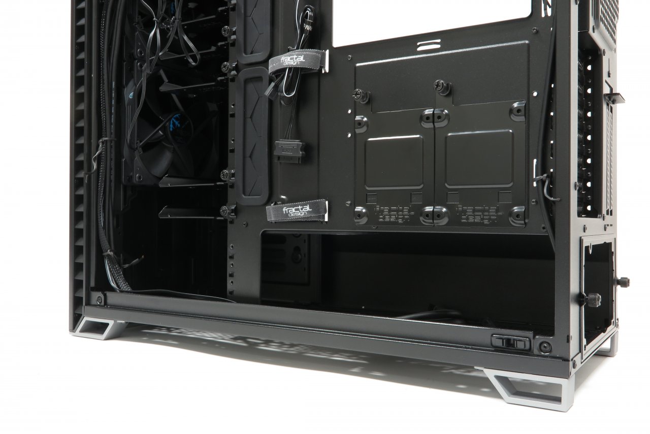 [05/02/2020] An der Rückseite der Mainboard-Halterung lassen sich zwei 2,5-Zoll-Laufwerke anbringen, für das Netzteil steht eine Kammer bereit und alle Kabel lassen sich dank Kabelführungssystem mit Kelttverschluss optimal verlegen.&nbsp;