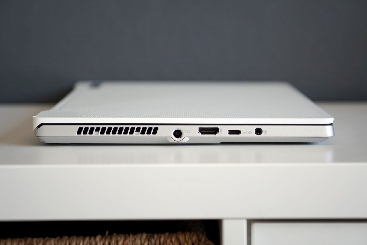 [25/03/2020] Anschlüsse auf der linken Seite des Asus ROG Zephyrus G14.