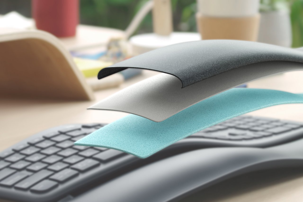 [05/03/2020] Logitech Ergo K860 mit Schichten der Handballenauflage. Unten die flexible Schicht mit Memory Foam, darüber die Lage mit Schaumstoff. Direkt für den Nutzer fühlbar ist die oberste Schicht, die mit Textil bespannt ist.