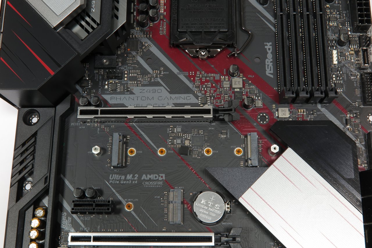 [30/04/2020] Laut Handbuch sieht man hier links einen M.2-Slot mit PCH-Anbindung und rechts sieht man gar nichts. Dieses Nichts ähnelt auf dem Asrock Z490 Phantom Gaming Velocitá aber verdächtig einem an den CPU-Sockel angebunden M.2-Steckplatz.