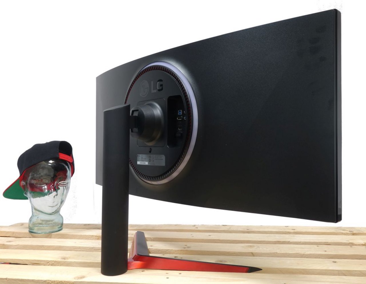 [15/04/2020] Auf der Rückseite des LG Ultragear 38GL950G dominieren runde Formen.