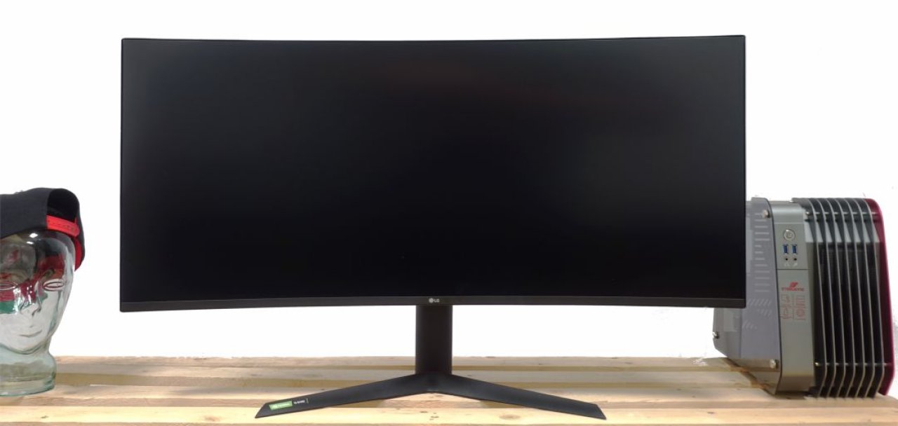 [15/04/2020] Von vorn wirkt der LG Ultragear 38GL950G bis auf seine Größe recht dezent.