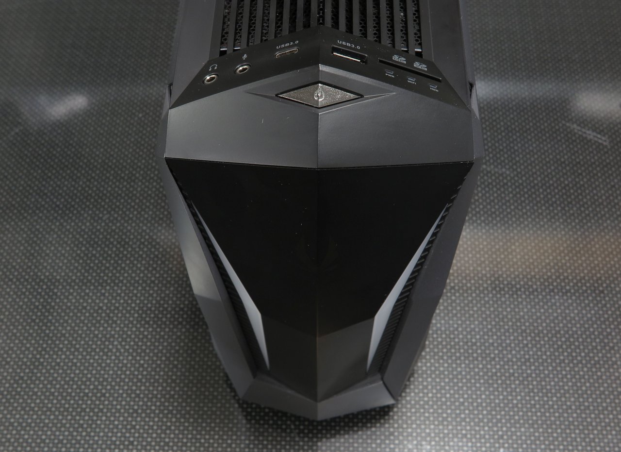 [29/04/2020] Trotz seiner Größe versucht der Zotac MEK Mini nicht unauffällig zu sein.