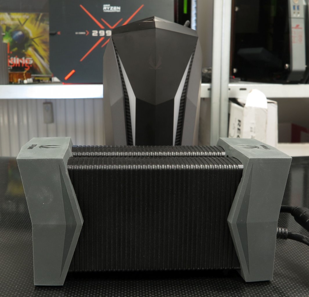 [29/04/2020] Die Netzteile des Zotac MEK Mini sind mit ihren Standfüßen halb so groß wie der Mini-PC selbst.