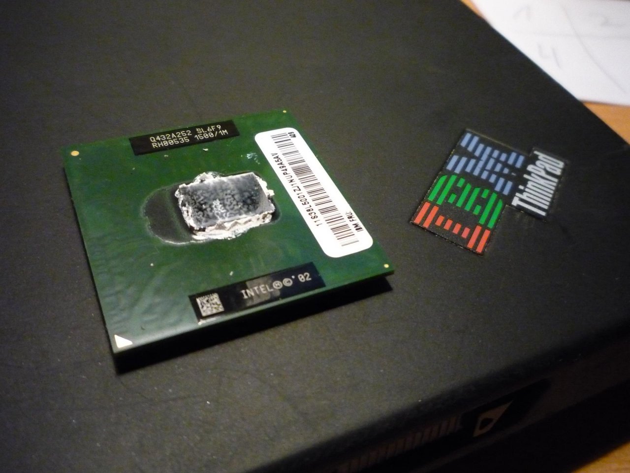 [16/05/2020] Update vom 16.05.2020: Pentium M 705 (Banias) von Sje - Dieses Mal zeigt zum Beispiel Sje einen Pentium M 705 (Banias) und einen Pentium M 725 (Dothan). Beide Mobilprozessoren stammen aus dem Jahr 2004, doch das Dothan-Modell ist nicht mehr im 130-nm-Prozess sondern bereits im 90-nm-Verfahren gefertigt. Das ermöglichte einen höheren Basistakt und einen doppelt so großen L2-Cache bei geringerer TDP.