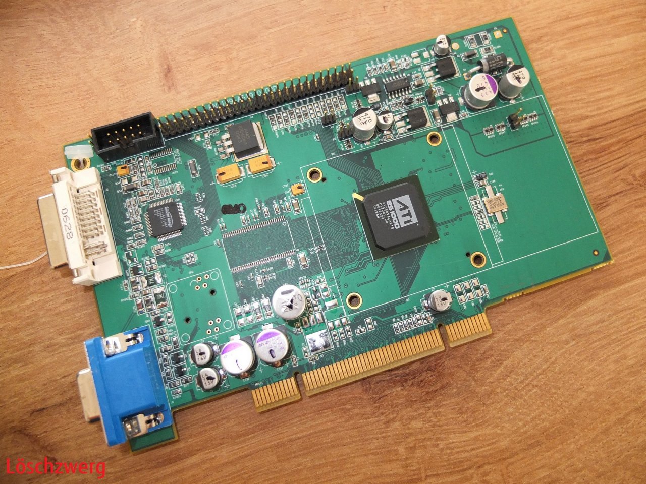 [02/05/2020] Update vom 02.05.2020: Grafikkarte von Löschzwerg (AMD Engineering Sample mit ATI ES1000) - Dieses Mal gibt es unter anderem ein Grafikkarten-Sample mit dem Volari Z11 zu sehen, dem letzten Grafikchip aus dem Hause XGI Technology. Dabei handelt es sich um eine reine 2D-Lösung für Embedded-/Server-Systeme, die nur rund 2 Watt benötigt. Das Community-Mitglied Löschzwerg zeigt zudem ein Engineering Sample des ATI-Grafikchips ES1000, das ebenfalls aus dem Jahr 2007 stammt und nur für 2D-Anwendungen ausgelegt ist.