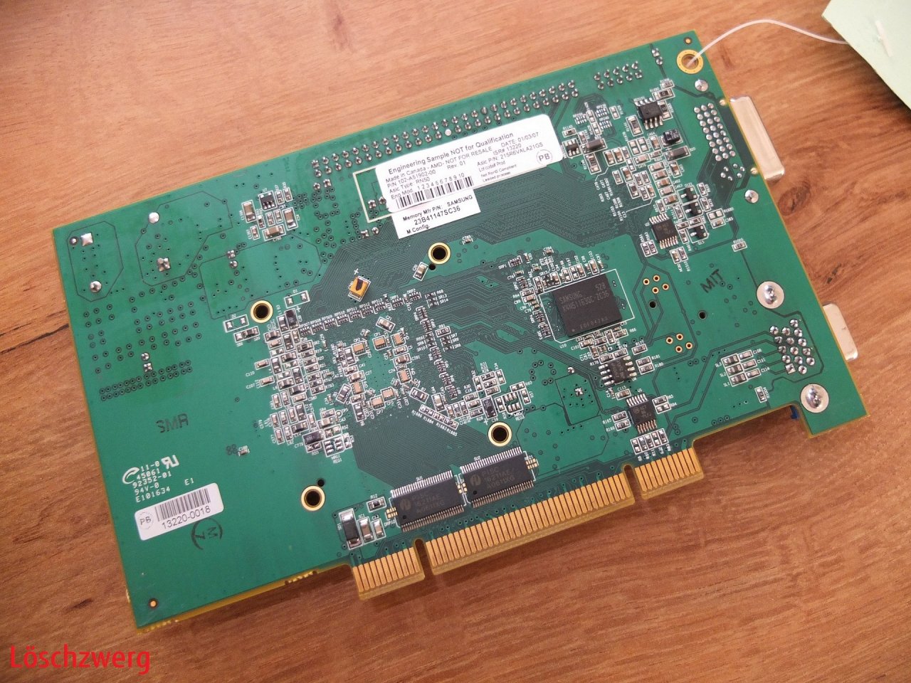 [02/05/2020] Update vom 02.05.2020: Grafikkarte von Löschzwerg (AMD Engineering Sample mit ATI ES1000) - Dieses Mal gibt es unter anderem ein Grafikkarten-Sample mit dem Volari Z11 zu sehen, dem letzten Grafikchip aus dem Hause XGI Technology. Dabei handelt es sich um eine reine 2D-Lösung für Embedded-/Server-Systeme, die nur rund 2 Watt benötigt. Das Community-Mitglied Löschzwerg zeigt zudem ein Engineering Sample des ATI-Grafikchips ES1000, das ebenfalls aus dem Jahr 2007 stammt und nur für 2D-Anwendungen ausgelegt ist.