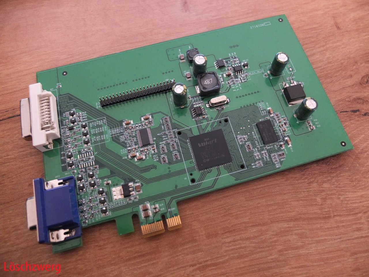 [02/05/2020] Update vom 02.05.2020: Grafikkarte von Löschzwerg (Sample mit XGI Volari Z11) - Dieses Mal gibt es unter anderem ein Grafikkarten-Sample mit dem Volari Z11 zu sehen, dem letzten Grafikchip aus dem Hause XGI Technology. Dabei handelt es sich um eine reine 2D-Lösung für Embedded-/Server-Systeme, die nur rund 2 Watt benötigt. Das Community-Mitglied Löschzwerg zeigt zudem ein Engineering Sample des ATI-Grafikchips ES1000, das ebenfalls aus dem Jahr 2007 stammt und nur für 2D-Anwendungen ausgelegt ist.