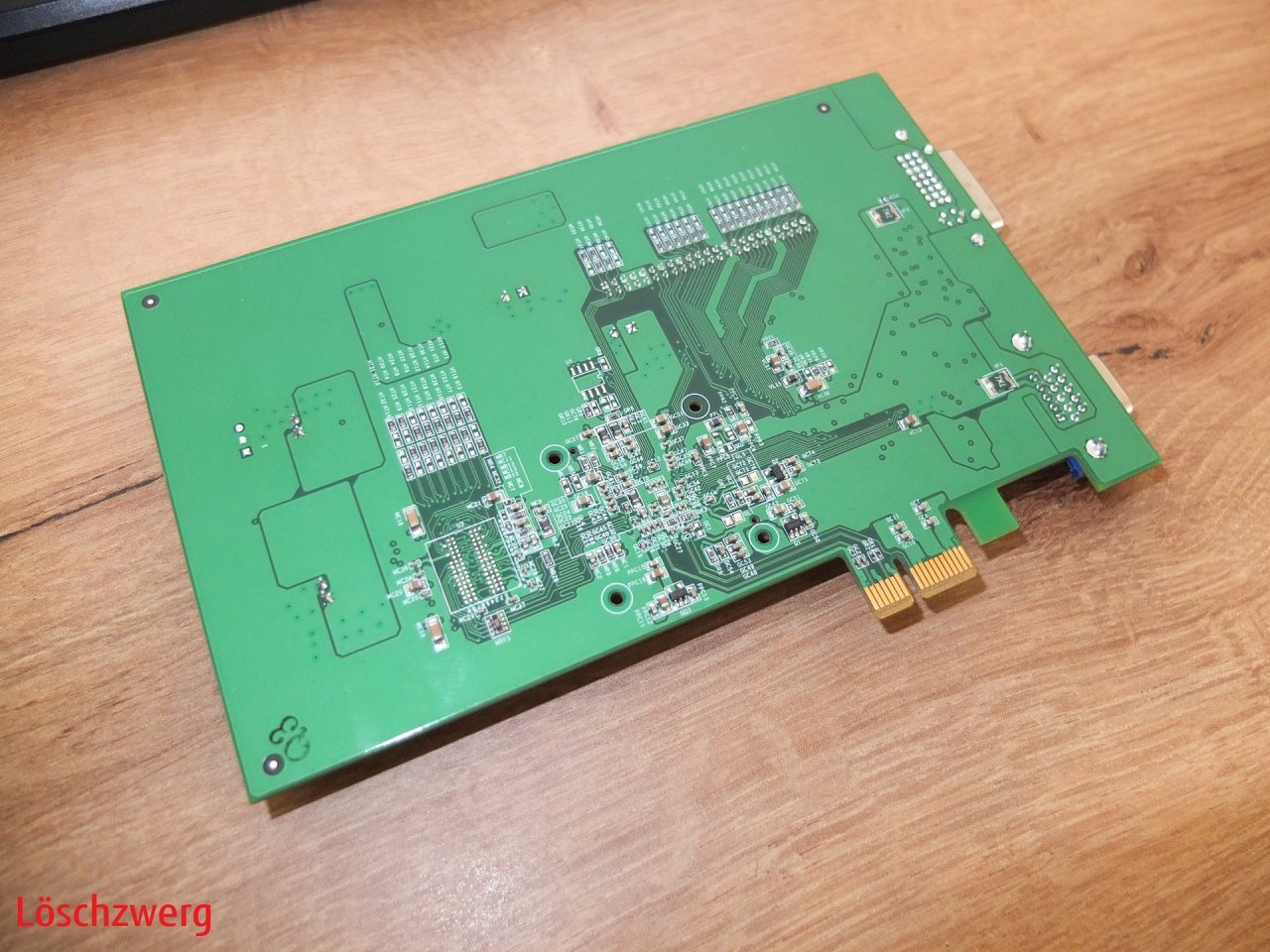 [02/05/2020] Update vom 02.05.2020: Grafikkarte von Löschzwerg (Sample mit XGI Volari Z11) - Dieses Mal gibt es unter anderem ein Grafikkarten-Sample mit dem Volari Z11 zu sehen, dem letzten Grafikchip aus dem Hause XGI Technology. Dabei handelt es sich um eine reine 2D-Lösung für Embedded-/Server-Systeme, die nur rund 2 Watt benötigt. Das Community-Mitglied Löschzwerg zeigt zudem ein Engineering Sample des ATI-Grafikchips ES1000, das ebenfalls aus dem Jahr 2007 stammt und nur für 2D-Anwendungen ausgelegt ist.