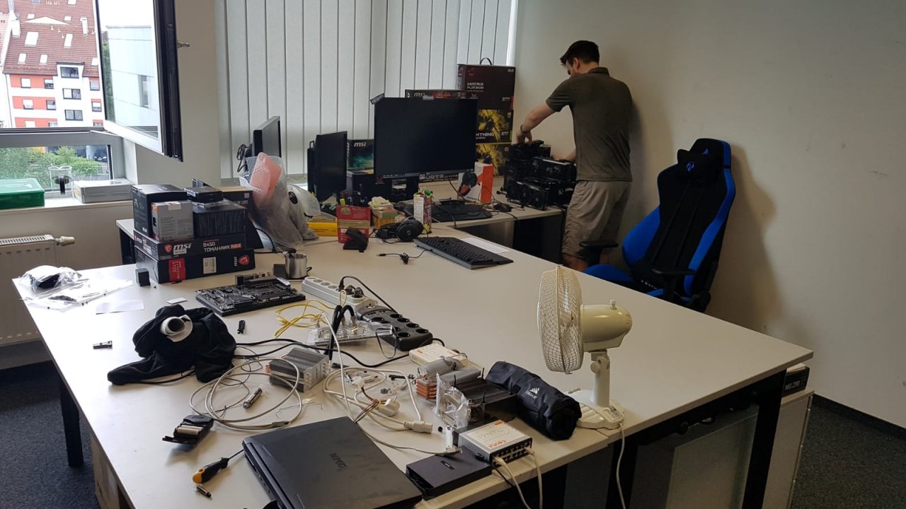 [29/06/2020] So sieht das aus, wenn Nerds umziehen. Überall fliegen Kabel herum, und ständig geht was schief. Wie es nach dem Umzug aussieht, fragen Sie sich? Kommt im nächsten Blog :)