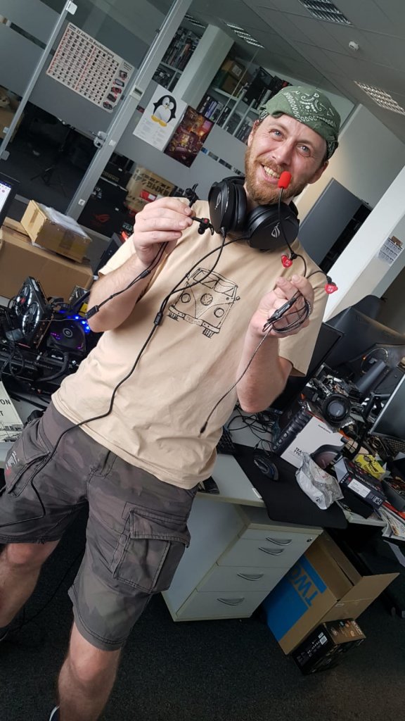[29/07/2020] Phil hat nach zwei Wochen Urlaub dermaßen viel Energie übrig, dass er alles in dieses eine Bild gepresst hat. Bewaffnet mit mehreren Headsets stürzt sich Phil Stahlbart in das nächste Headset-Special.