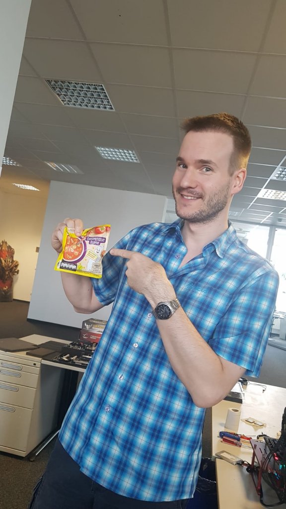 [29/07/2020] Hier zeigt uns Raff, wie eine gesunde Ernährung auszusehen hat. Abwechslungsreich muss sie sein, daher kommt jeden Tag eine andere Tütensuppe zum Einsatz. Zudem steht die Chipstüte jetzt links neben der Tastatur statt rechts. Gesunde Ernährung ist so einfach!