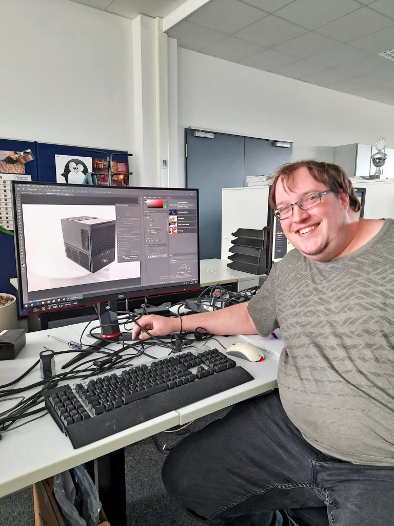 [29/07/2020] Das ist Christian Sengstock. Er hat bei uns ein Praktikum gemacht. Cool, oder? Werde auch Du Praktikant bei uns. Wir benötigen unbedingt wieder jemanden, der uns Kaffee kocht. Chris, wir wünschen dir alles Gute!