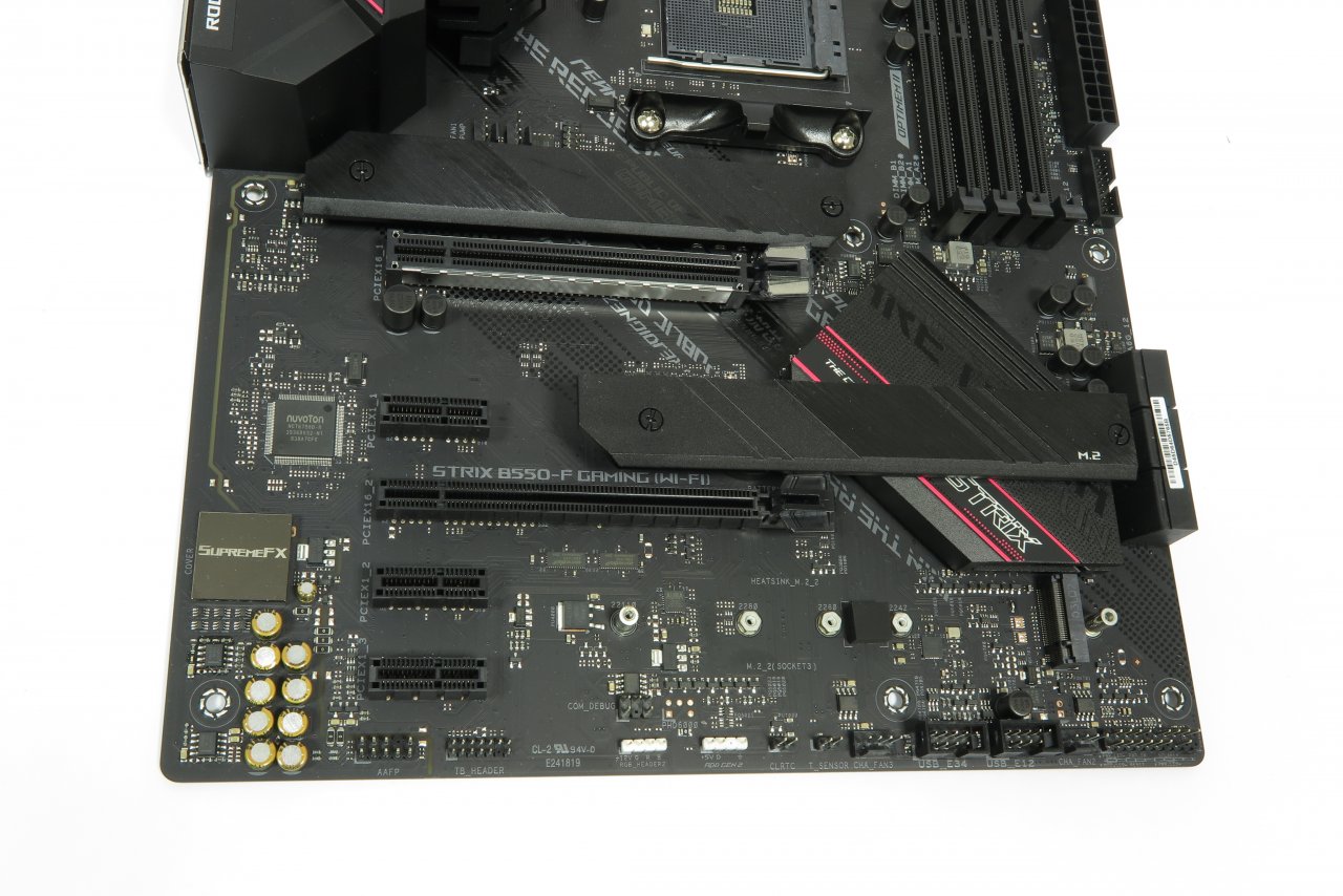 [24/07/2020] Asus Strix B550-F Gaming WiFi: Zwei Splitter für je bis zu zwei Lanes verraten es – der ×4-Slot arbeitet nur dann mit ×4, wenn er sich woanders bedienen kann. Hier sind leider alle ×1-Steckplätze betroffen.