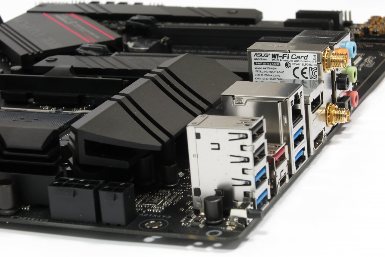 [24/07/2020] Asus Strix B550-F Gaming WiFi: Das namensgebene WLAN-Modul sitzt in einem M.2-E-Key-Slot; leider verbaut Asus diese nicht als Aufrüstoption auf Platinen ohne Serien-WiFi.