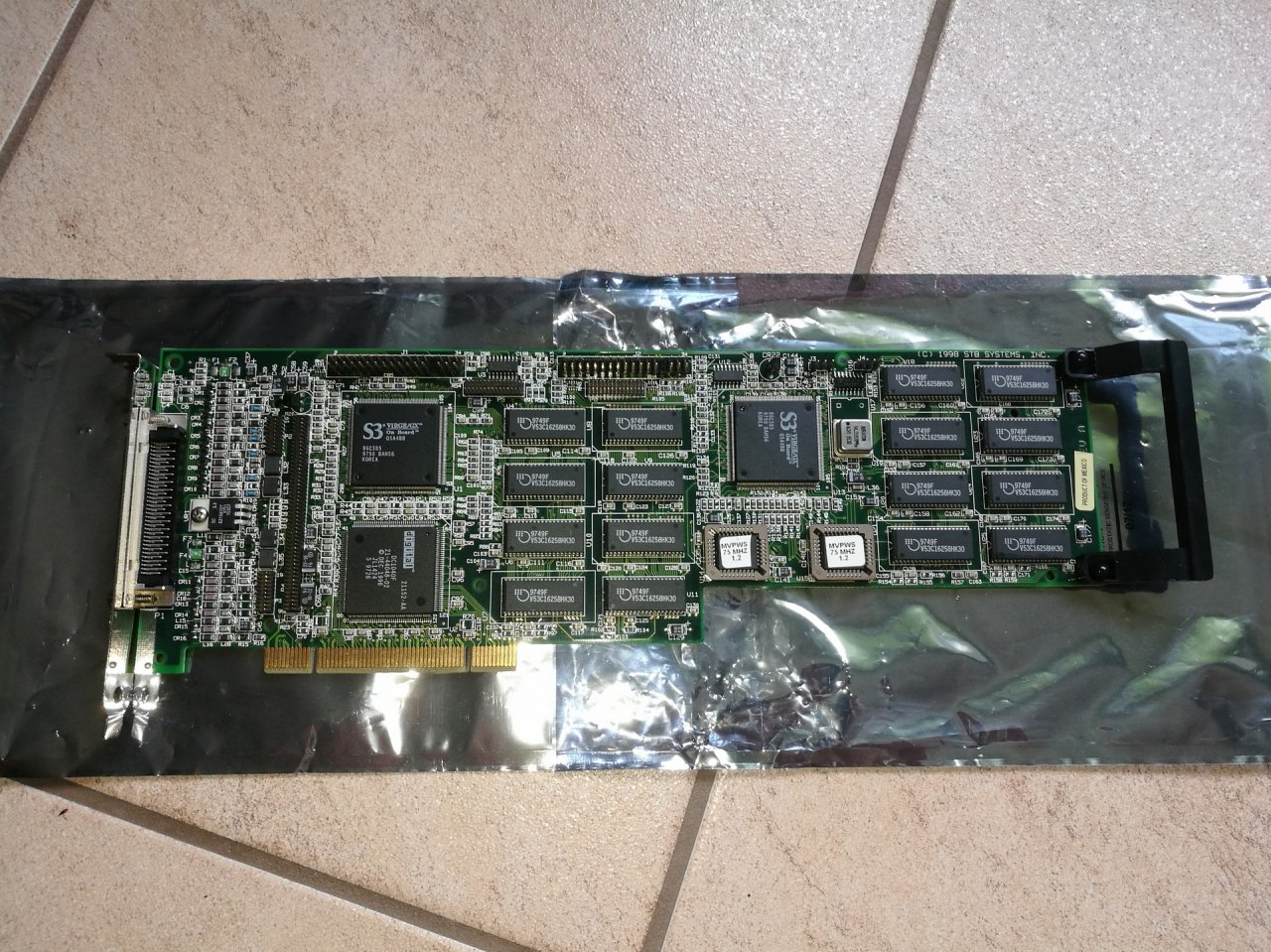 [12/07/2020] Update vom 12.07.2020: Grafikkarte von AMD-Freak1977 - Dieses Mal gibt es unter anderem eine von STB gefertigte Grafikkarte mit zwei Chips des Typs S3 Virge/GX zu sehen, die AMD-Freak1977 gehört. Die 1996 veröffentlichte Variante des Virge-Chips taktet standardmäßig mit 73 MHz und wurde auf PCI-Karten mit 2 oder 4 MiByte Grafikspeicher verbaut. Da S3 auf die eigene S3D-API setzte, war gegen schnellere 3D-Konkurrenz wie die 1996 vorgestellte 3dfx Voodoo Graphics bald kein Krauf mehr gewachsen. Die im OEM-Markt starke STB Systems wurde übrigens 1998 von 3dfx übernommen. 