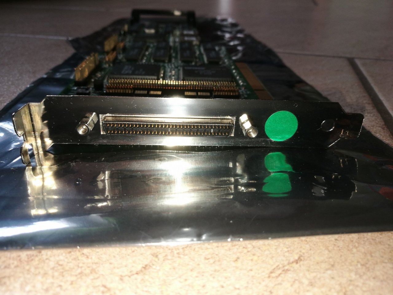 [12/07/2020] Update vom 12.07.2020: Grafikkarte von AMD-Freak1977 - Dieses Mal gibt es unter anderem eine von STB gefertigte Grafikkarte mit zwei Chips des Typs S3 Virge/GX zu sehen, die AMD-Freak1977 gehört. Die 1996 veröffentlichte Variante des Virge-Chips taktet standardmäßig mit 73 MHz und wurde auf PCI-Karten mit 2 oder 4 MiByte Grafikspeicher verbaut. Da S3 auf die eigene S3D-API setzte, war gegen schnellere 3D-Konkurrenz wie die 1996 vorgestellte 3dfx Voodoo Graphics bald kein Krauf mehr gewachsen. Die im OEM-Markt starke STB Systems wurde übrigens 1998 von 3dfx übernommen. 
