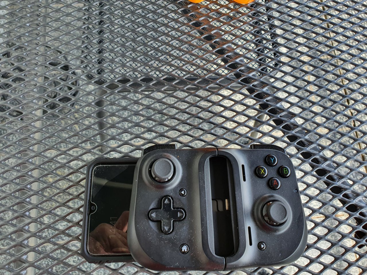 [11/08/2020] Größenvergleich Razer Kishi Android Controller mit Smartphone Samsung Galaxy A70