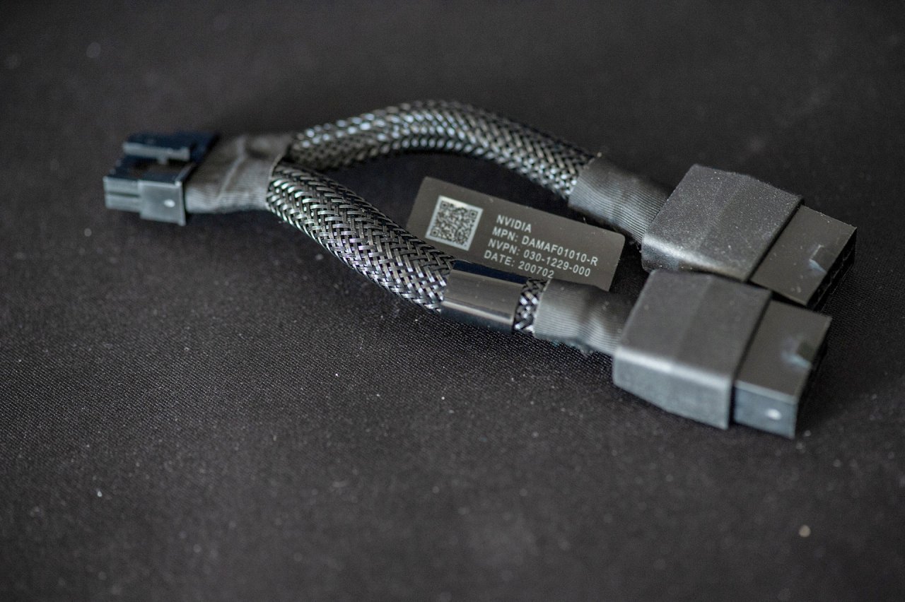 [16/09/2020] Dieses Y-Adapterkabel, ein 12-Pin-Micro-Fit-zu-8-Pin, liegt allen Founders-Edition-Karten von Nvidia bei, welche die 12-Pol-Buchse tragen.