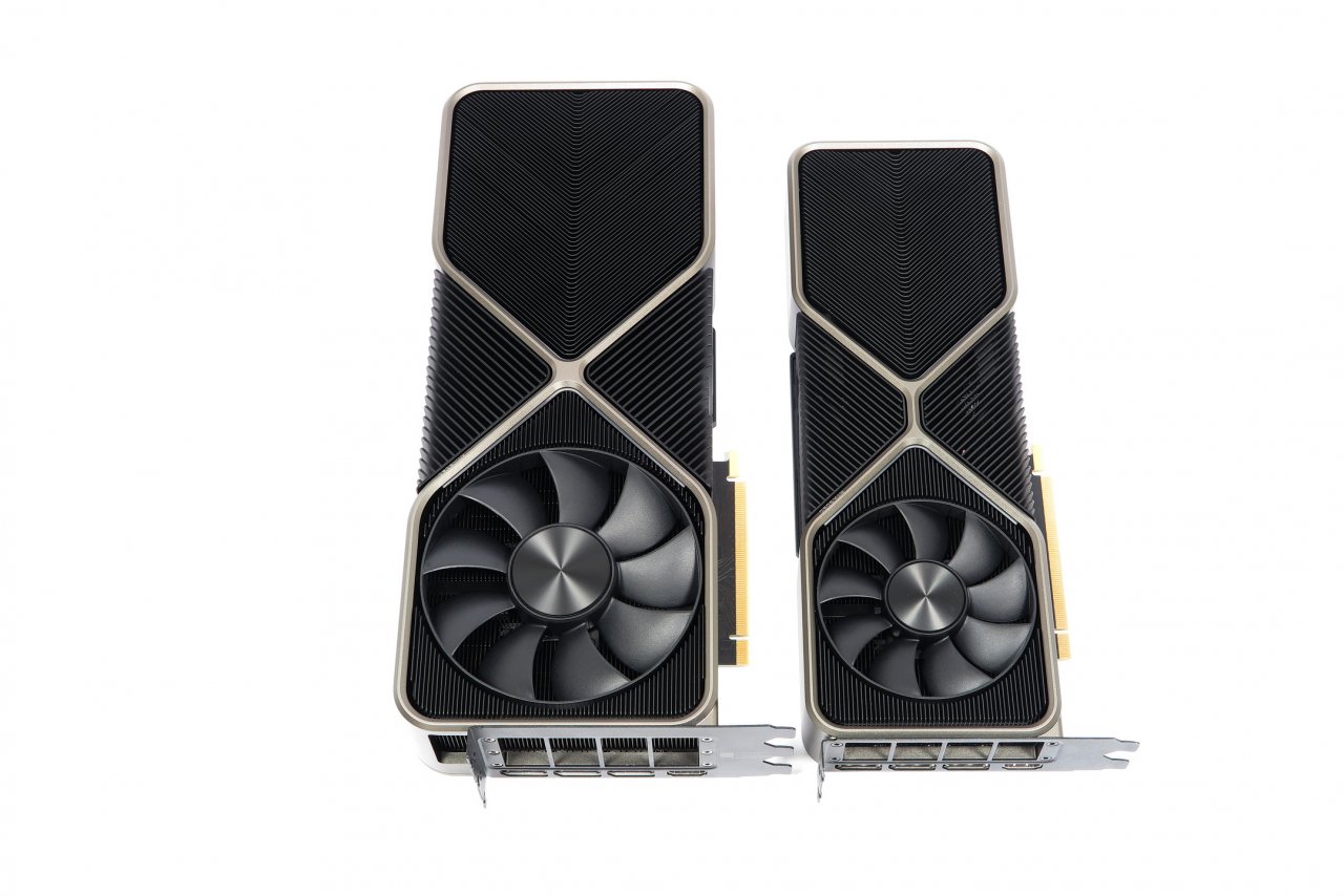 [23/09/2020] Nvidia RTX 3090 Founders Edition (links) neben RTX 3080 Founders Edition