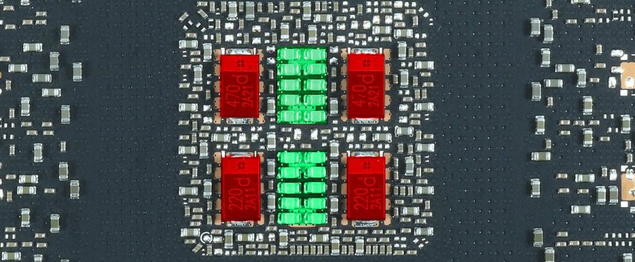 [26/09/2020] Rückseite einer Nvidia Ampere Founders Edition: Diese setzt auf vier POSCAPs (Rot) und zwei Gruppen aus MLCC-Kondensatoren.