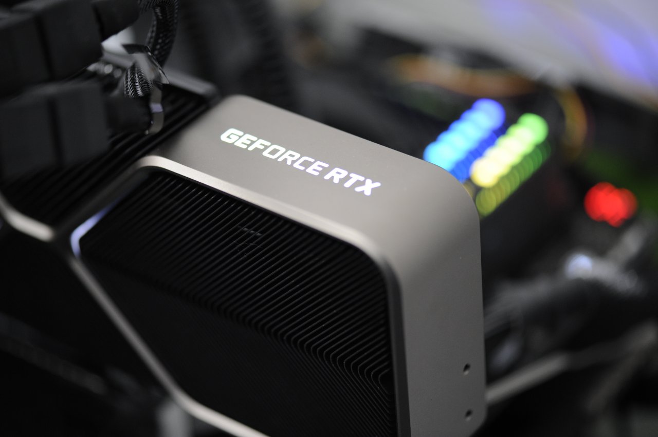 [16/09/2020] Vom unsauberern Spannungsmanagement mit zu abrupten Spikes innerhalb der Ampere-Generation (vor allem zum Launch) hat Nvidia offensichtlich gelernt. Und das anfängliche 12VHPWR-Drama der ersten Ada-Karten flaute mit neuen Erkenntnissen deutlich ab. Nur die zu ambitionierten Preise und zum Teil auch der Stromverbrauch können große Knackpunkte sein. Dabei kann Nvidia doch auch vorbildlich effizient sein.