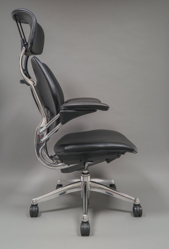 [30/10/2020] Humanscales Freedom Headrest ist mit einer Mechanik der gewichtserkennenden selbstarretierenden Rückenlehne ausgestattet. Die wurde speziell für das dynamische Sitzen entwickelt.
