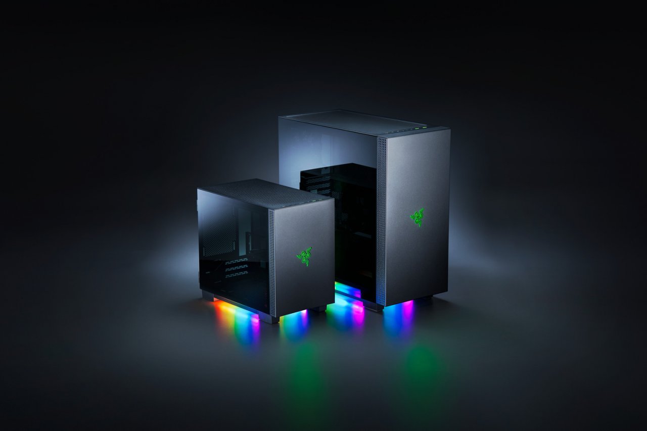 [10/10/2020] Das Razer Tomahawk Mini-ITX (links) und das Razer Tomahawk (rechts)